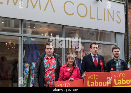 Brentwood, 6. Mai 2017, Gareth Barrett Labour Party prospektive Parlamentskandidatin für Brentwood und Ongar Labour Party (Zentrum, rote Krawatte) Kampagne außerhalb Gemma Collins GEISSENS Shop in Brentwood Essex für die allgemeine Wahlkampagne Stockfoto