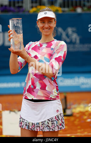 Prag, Tschechische Republik. 6. Mai 2017. Prag, Tschechische Republik. 6. Mai 2017. Trophäe-Zeremonie beim WTA J & T Banka Prag 2017 Tennis Cup. Mona BARTHEL (GER) besiegte Kristyna PLISKOVA (CZE). Bildnachweis: Petr Toman/Alamy Live-Nachrichten Stockfoto