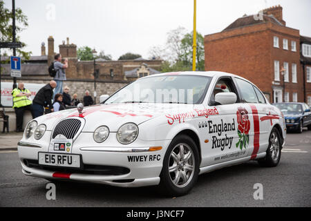 Windsor, UK. 6. Mai 2017. Eine Prozession von 250 Oldtimer Jaguar macht seinen Weg durch Windsor Stadtzentrum in Windsor Castle während des Royal Windsor Jaguar Festivals zugunsten der Prinz Philip Treuhandfonds für die Royal Borough of Windsor und Maidenhead. Das Festival war die größte Versammlung von Jaguar motor Cars jemals in Großbritannien. Bildnachweis: Mark Kerrison/Alamy Live-Nachrichten Stockfoto