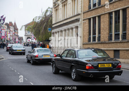 Windsor, UK. 6. Mai 2017. Eine Prozession von 250 Oldtimer Jaguar macht seinen Weg durch Windsor Stadtzentrum in Windsor Castle während des Royal Windsor Jaguar Festivals zugunsten der Prinz Philip Treuhandfonds für die Royal Borough of Windsor und Maidenhead. Das Festival war die größte Versammlung von Jaguar motor Cars jemals in Großbritannien. Bildnachweis: Mark Kerrison/Alamy Live-Nachrichten Stockfoto