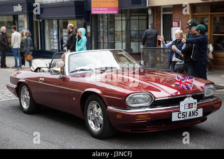 Windsor, UK. 6. Mai 2017. Eine Prozession von 250 Oldtimer Jaguar macht seinen Weg durch Windsor Stadtzentrum in Windsor Castle während des Royal Windsor Jaguar Festivals zugunsten der Prinz Philip Treuhandfonds für die Royal Borough of Windsor und Maidenhead. Das Festival war die größte Versammlung von Jaguar motor Cars jemals in Großbritannien. Bildnachweis: Mark Kerrison/Alamy Live-Nachrichten Stockfoto