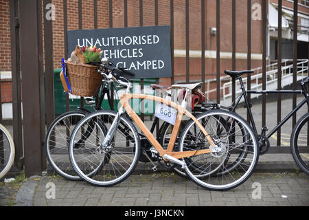 Clerkenwell, London, UK. 6. Mai 2017. Der Tweed Run in London, mit Hunderten von Menschen im Zeitraum Kleid Radfahren rund um London. Bildnachweis: Matthew Chattle/Alamy Live-Nachrichten Stockfoto