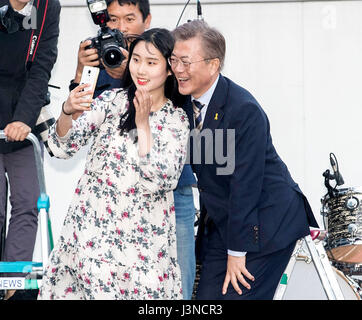 Seoul, Südkorea. 6. Mai 2017. Südkoreanische Präsidentschaftskandidat Moon Jae-in (R) von der Demokratischen Partei der Arbeit Koreas besucht eine Kampagne in Seoul, Südkorea, am 6. Mai 2017. Presidential Nachwahl ist geplant für den 9. Mai, nach dem ehemaligen President Park Geun-Hye angeklagt und im März über Korruptionsvorwürfen verhaftet. Bildnachweis: Lee Sang-ho/Xinhua/Alamy Live-Nachrichten Stockfoto