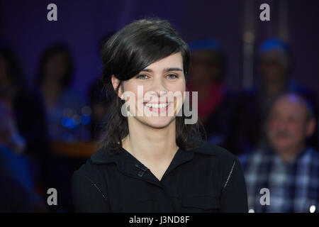 Hamburg, Deutschland. 5. Mai 2017. Deutsche Schauspielerin Nora Tschirner auf der Bühne vor der Beurkundung des deutschen Fernsehens zeigen "NDR-Talkshow" in Hamburg, Deutschland, 5. Mai 2017. -KEIN Draht-SERVICE - Foto: Georg Wendt/Dpa/Alamy Live News Stockfoto