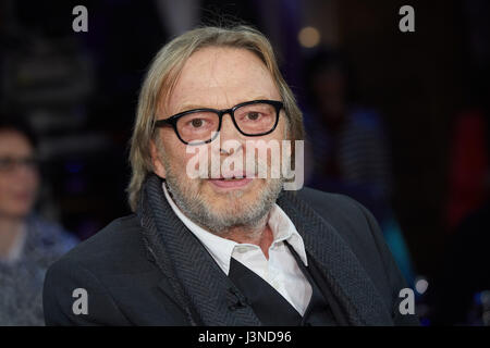 Hamburg, Deutschland. 5. Mai 2017. Deutscher Schauspieler, Sänger und Regisseur Volker Lechtenbrink auf der Bühne vor der Beurkundung des deutschen Fernsehens zeigen "NDR-Talkshow" in Hamburg, Deutschland, 5. Mai 2017. -KEIN Draht-SERVICE - Foto: Georg Wendt/Dpa/Alamy Live News Stockfoto