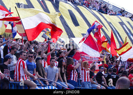 Bei. Madris Fans. La Liga zwischen Atletico de Madrid Vs SD Eibar im Vicente Calderon Stadion in Madrid, Spanien, 6. Mai 2017. Stockfoto