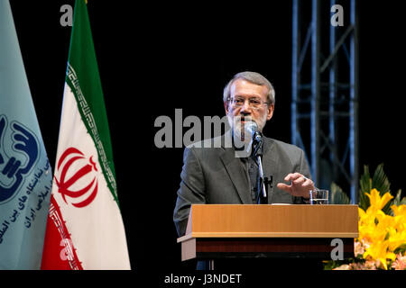 Teheran, Iran. 6. Mai 2017. Iranischen Parlament Sprecher Ali Larijani spricht bei der Eröffnungsfeier der 22. Iran International Oil, Gas, Raffination und Petrochemie Ausstellung in Teheran, Iran, 6. Mai 2017. Iran startete eine große Energie-Ausstellung in der Hauptstadt Teheran am Samstag mit der Teilnahme von 1.500 Auslandsgesellschaften. Bildnachweis: Ahmad Halabisaz/Xinhua/Alamy Live-Nachrichten Stockfoto