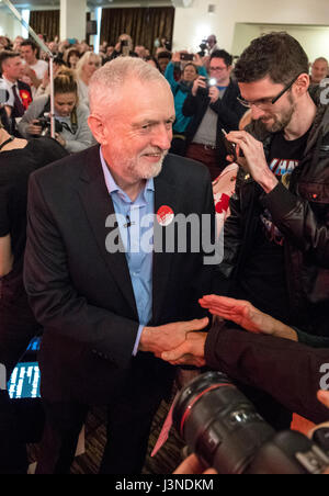 Leicester, UK. 6. Mai 2017. Jeremy Corbyn, Führer der Labour Party, während die allgemeine Wahlkampagne anlässlich einer Kundgebung an der Leicester Tigers, Welford Road Stadium, Aylestone Straße, Leicester, UK. Nach den lokalen und bürgermeisterlichen Wahlen. Bildnachweis: Alan Keith Beastall/Alamy Live-Nachrichten Stockfoto