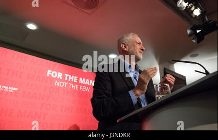 Leicester, UK. 6. Mai 2017. Jeremy Corbyn, Führer der Labour Party, während die allgemeine Wahlkampagne anlässlich einer Kundgebung an der Leicester Tigers, Welford Road Stadium, Aylestone Straße, Leicester, UK. Nach den lokalen und bürgermeisterlichen Wahlen. Bildnachweis: Alan Keith Beastall/Alamy Live-Nachrichten Stockfoto