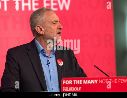 Leicester, UK. 6. Mai 2017. Jeremy Corbyn, Führer der Labour Party, während die allgemeine Wahlkampagne anlässlich einer Kundgebung an der Leicester Tigers, Welford Road Stadium, Aylestone Straße, Leicester, UK. Nach den lokalen und bürgermeisterlichen Wahlen. Bildnachweis: Alan Keith Beastall/Alamy Live-Nachrichten Stockfoto