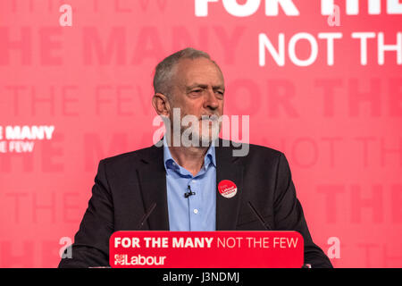 Leicester, UK. 6. Mai 2017. Jeremy Corbyn, Führer der Labour Party, während die allgemeine Wahlkampagne anlässlich einer Kundgebung an der Leicester Tigers, Welford Road Stadium, Aylestone Straße, Leicester, UK. Nach den lokalen und bürgermeisterlichen Wahlen. Bildnachweis: Alan Keith Beastall/Alamy Live-Nachrichten Stockfoto