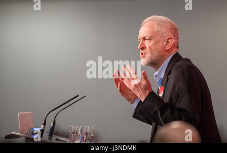 Leicester, UK. 6. Mai 2017. Jeremy Corbyn, Führer der Labour Party, während die allgemeine Wahlkampagne anlässlich einer Kundgebung an der Leicester Tigers, Welford Road Stadium, Aylestone Straße, Leicester, UK. Nach den lokalen und bürgermeisterlichen Wahlen. Bildnachweis: Alan Keith Beastall/Alamy Live-Nachrichten Stockfoto