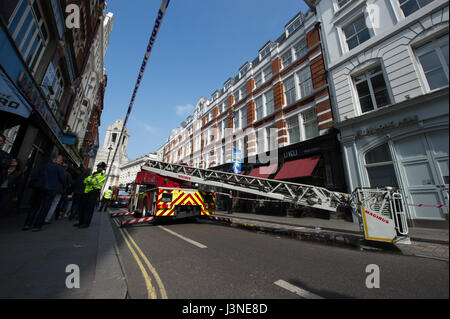 London, UK. 6. Mai 2017. Feuer auf Long Acre nahe Covent Garten, London. Verschiedene Feuerwehrfahrzeuge besuchte das Feuer über den Geschäften.  Andrew Steven Graham/Alamy Live-Nachrichten Stockfoto