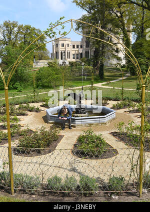 Potsdam, Deutschland. 3. Mai 2017. Die goldenen Rosengarten im Park Babelsberg-Palais in Potsdam, Deutschland, 3. Mai 2017. Die Ausstellung "Pueckler. Babelsberg der Park-Enthusiasten Prinz und der Kaiserin das renovierte Park läuft bis zum 15. Oktober präsentiert. Foto: Bernd Settnik/Dpa-Zentralbild/ZB/Dpa/Alamy Live News Stockfoto