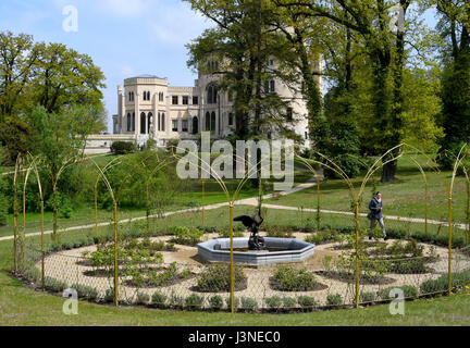 Potsdam, Deutschland. 3. Mai 2017. Die goldenen Rosengarten im Park Babelsberg-Palais in Potsdam, Deutschland, 3. Mai 2017. Die Ausstellung "Pueckler. Babelsberg der Park-Enthusiasten Prinz und der Kaiserin das renovierte Park läuft bis zum 15. Oktober präsentiert. Foto: Bernd Settnik/Dpa-Zentralbild/Dpa/Alamy Live News Stockfoto