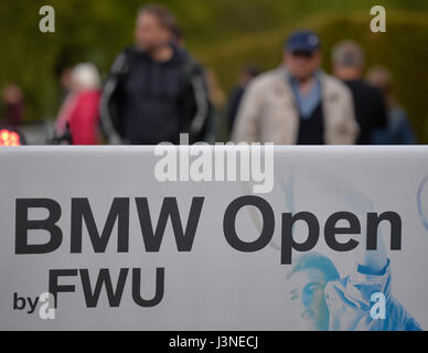 München, Deutschland. 5. Mai 2017. Zuschauern passieren durch ein BMW Open Logo während der Herren Einzel Viertelfinale beim ATP Tennisturnier in München, Deutschland, 5. Mai 2017. Foto: Angelika Warmuth / / Dpa/Alamy Live News Stockfoto