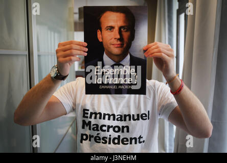 Paris, Frankreich. 6. Mai 2017. Emmanuel Macron Anhänger Gael Bruyns, 19 Jahre alt stellt für die Bilder mit einem Plakat der Präsident der politischen Bewegung "En Marche!" (Ab!) Emmanuel Macron am 6. Mai 2017 in Paris, Frankreich. Die französische Rückkehr zu den Urnen für zweite Runde Morgen am 7. Mai 2017, ihre nächsten Präsidenten zu wählen. Bildnachweis: VWPics/Alamy Live-Nachrichten Stockfoto