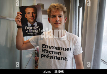 Paris, Frankreich. 6. Mai 2017. Emmanuel Macron Anhänger Gael Bruyns, 19 Jahre alt stellt für die Bilder mit einem Plakat der Präsident der politischen Bewegung "En Marche!" (Ab!) Emmanuel Macron am 6. Mai 2017 in Paris, Frankreich. Die französische Rückkehr zu den Urnen für zweite Runde Morgen am 7. Mai 2017, ihre nächsten Präsidenten zu wählen. Bildnachweis: VWPics/Alamy Live-Nachrichten Stockfoto