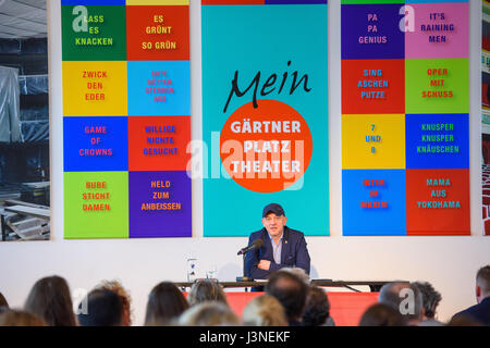 München, Deutschland. 5. Mai 2017. Josef E. Koepplinger, Direktor des Staatstheaters am Gärtnerplatz, spricht bei der Bilanzpressekonferenz in München, Deutschland, 5. Mai 2017. Zum ersten Mal in fünf Jahren hat das Ensemble des Staatstheaters am Gärtnerplatz eigenen Anlagen wieder für die kommende Saison nach einer längeren Renovierung zur Verfügung. Foto: Florian Eckl/Dpa/Alamy Live News Stockfoto