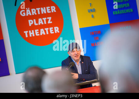 München, Deutschland. 5. Mai 2017. Josef E. Koepplinger, Direktor des Staatstheaters am Gärtnerplatz, spricht bei der Bilanzpressekonferenz in München, Deutschland, 5. Mai 2017. Zum ersten Mal in fünf Jahren hat das Ensemble des Staatstheaters am Gärtnerplatz eigenen Anlagen wieder für die kommende Saison nach einer längeren Renovierung zur Verfügung. Foto: Florian Eckl/Dpa/Alamy Live News Stockfoto