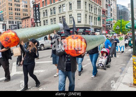 New York, USA. 6. Mai 2017. Setzt sich für die Legalisierung von Marihuana März auf Samstag, 6. Mai 2017 bei der jährlichen NYC-Cannabis-Parade in New York. Der Marsch enthalten eine Vielzahl von Demographie von Millennials, alten Hippies. Die Teilnehmer an der Parade fordern die Legalisierung von Marihuana für medizinische Behandlung und Freizeitanwendungen. (© Richard B. Levine) Bildnachweis: Richard Levine/Alamy Live-Nachrichten Stockfoto