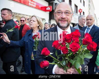 Mülheim-Ruhr, Deutschland. 6. Mai 2017. Martin Schulz, SPD Kandidat für den deutschen Kanzleramt, Wahl Wahlkampf für das Parlament der Landtag von Nordrhein-Westfalen in der Stadt Cenre von Mülheim an der Ruhr. Foto: Lebendige Bilder/Alamy Live-Nachrichten Stockfoto