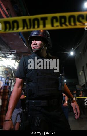 Manila, Philippinen. 6. Mai 2017. Ein Polizist sichert das Gebiet, wo zwei Explosionen in Manila, Philippinen, am 6. Mai 2017 aufgetreten ist. Zwei Menschen wurden getötet und vier weitere wurden verletzt, darunter ein Polizist, in Twin-Blasten, die erschüttert Quiapo Bezirk in Manila am Samstag, teilte die Polizei mit. Bildnachweis: Rouelle Umali/Xinhua/Alamy Live-Nachrichten Stockfoto