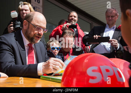 Mülheim-Ruhr, Deutschland. 6. Mai 2017. Martin Schulz, SPD Kandidat für den deutschen Kanzleramt, Wahl Wahlkampf für das Parlament der Landtag von Nordrhein-Westfalen in der Stadt Cenre von Mülheim an der Ruhr. Foto: Lebendige Bilder/Alamy Live-Nachrichten Stockfoto