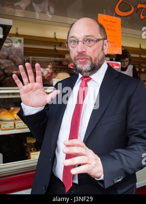 Mülheim-Ruhr, Deutschland. 6. Mai 2017. Martin Schulz, SPD Kandidat für den deutschen Kanzleramt, Wahl Wahlkampf für das Parlament der Landtag von Nordrhein-Westfalen in der Stadt Cenre von Mülheim an der Ruhr. Foto: Lebendige Bilder/Alamy Live-Nachrichten Stockfoto