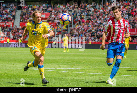 Gijón, Spanien. 6. Mai 2017. Alen Halilovic (Forward, UD Las Palmas) und Jorge Mere (Verteidiger, Sporting Gijon) laufen um den Besitz des Balles während des Fußballspiels der Saison 2016/2017 der spanischen Liga "La Liga" zwischen Real Sporting de Gijon und UD Las Palmas Molinón Stadion am 6. Mai 2016 in Gijon, Spanien. © David Gato/Alamy Live-Nachrichten Stockfoto