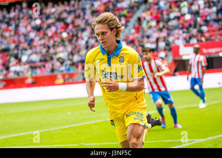 Gijón, Spanien. 6. Mai 2017. Alen Halilovic (Forward, UD Las Palmas) in Aktion während des Fußballspiels der Saison 2016/2017 der spanischen Liga "La Liga" zwischen Real Sporting de Gijon und UD Las Palmas Molinón Stadion am 6. Mai 2016 in Gijon, Spanien. © David Gato/Alamy Live-Nachrichten Stockfoto