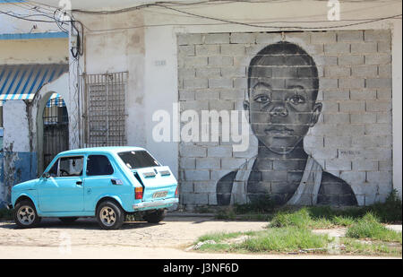 Havanna, Kuba. 24. April 2017. Eine groß angelegte Bild zeigt das Gesicht eines Kindes wurde auf eine Wand in Havanna, Kuba, 24. April 2017 gemalt. Streetart-Künstler Maisel Lopez zieht große Gesichter der Kinder an heruntergekommenen Wänden. Mit "Los Colosos" hofft der kubanischen Maler, Kunst auf die Straße zu bringen. Foto: Guillermo Nova/Dpa/Alamy Live News Stockfoto