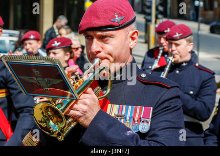 Glasgow, Schottland. 6. Mai 2017. Zum Gedenken an den 70. Jahrestag der die Formung des XV (schottische Volontärin) Bataillon des Fallschirmjäger-Regiment, später mit der Bezeichnung "4 Para" in Glasgow Cathedral folgte ein Marsch durch die Stadt, angeführt von den Fallschirm Regimenter Maskottchen, ein Gottesdienst abgehalten wurde ein Shetlandpony namens Pegasus. Der Marsch wurde George Square wo als letzten März und Gruß, gefolgt von einer Adresse von Lt Colonel Pat Conn OBE. Bildnachweis: Findlay/Alamy Live-Nachrichten Stockfoto