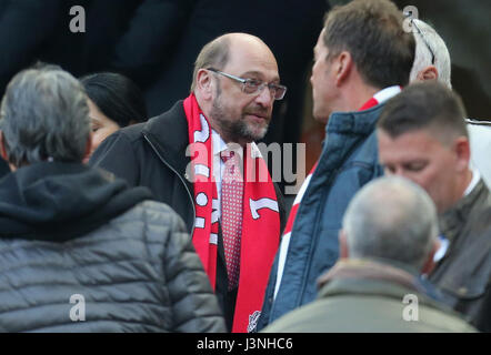 Köln, 5. Mai 2017, Bundesliga-Spieltag 32, 1. FC Köln gegen Werder Bremen: sozialdemokratischer Kandidat für Chancellorship Martin Schulz (C) trägt einen Schal in Köln.       Bildnachweis: Jürgen Schwarz/Alamy Live-Nachrichten Stockfoto