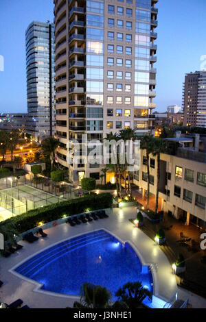 Barcelona, Spanien. 6. Mai 2017. Luxus-Wolkenkratzer mit Swimming Pool in Barcelonas Diagonal Mar Bezirk in der Abenddämmerung Credit: Dino Geromella/Alamy Live News Stockfoto