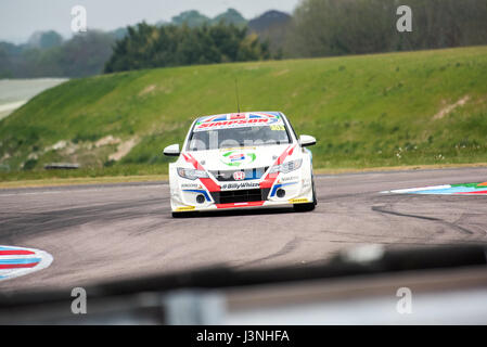 Hampshire, UK. 6. Mai 2017. Thruxton Rennstrecke und Motorsport-Zentrum, Andover, Hampshire, Vereinigtes Königreich. 6. Mai 2016. Matt Simpson Simpson in seinem Honda Civic Type R Qualifying in Dunlop MSA British Touring Car Championship Racing. Alle Autos fahren heute mit den #BillyWhizz Nummernschilder und Farbgebung zur Unterstützung von Billy Monger erlitten lebensverändernden Verletzungen in Donington Park ein paar Wochen während einer F4 (Formel 4) britische Meisterschaftsrennen. © Will Bailey / Alamy Live News Stockfoto