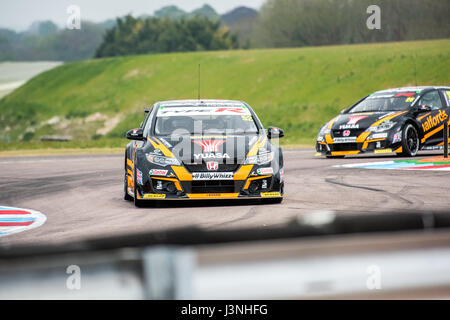 Hampshire, UK. 6. Mai 2017. Thruxton Rennstrecke und Motorsport-Zentrum, Andover, Hampshire, Vereinigtes Königreich. 6. Mai 2016. Gordon Shedden von Halfords Yuasa Racing in seinem Honda Civic Type R, bei Dunlop MSA British Touring Car Championship qualifizieren. Alle Autos fahren heute mit den #BillyWhizz Nummernschilder und Farbgebung zur Unterstützung von Billy Monger erlitten lebensverändernden Verletzungen in Donington Park ein paar Wochen während einer F4 (Formel 4) britische Meisterschaftsrennen. © Will Bailey / Alamy Live News Stockfoto