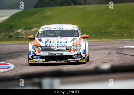 Hampshire, UK. 6. Mai 2017. Thruxton Rennstrecke und Motorsport-Zentrum, Andover, Hampshire, Vereinigtes Königreich. 6. Mai 2016. Will Burns von Autoaid/RCIB Versicherung Racing in seinem Volkswagen Passat CC Qualifying bei Dunlop MSA British Touring Car Championship Team. Alle Autos fahren heute mit den #BillyWhizz Nummernschilder und Farbgebung zur Unterstützung von Billy Monger erlitten lebensverändernden Verletzungen in Donington Park ein paar Wochen während einer F4 (Formel 4) britische Meisterschaftsrennen. © Will Bailey / Alamy Live News Stockfoto