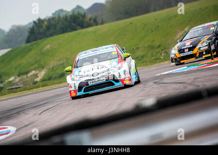 Hampshire, UK. 6. Mai 2017. Thruxton Rennstrecke und Motorsport-Zentrum, Andover, Hampshire, Vereinigtes Königreich. 6. Mai 2016. Tom Ingram des Speedworks Motorsports in seinem Toyota Avensis Qualifikation bei Dunlop MSA British Touring Car Championship. Alle Autos fahren heute mit den #BillyWhizz Nummernschilder und Farbgebung zur Unterstützung von Billy Monger erlitten lebensverändernden Verletzungen in Donington Park ein paar Wochen während einer F4 (Formel 4) britische Meisterschaftsrennen. © Will Bailey / Alamy Live News Stockfoto