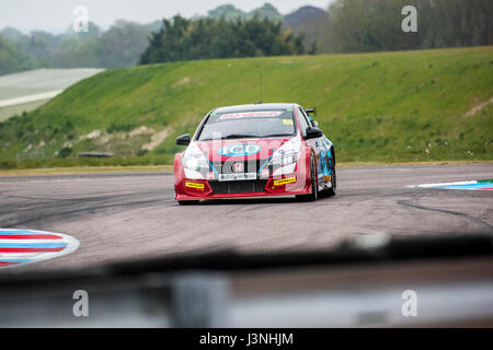 Hampshire, UK. 6. Mai 2017. Thruxton Rennstrecke und Motorsport-Zentrum, Andover, Hampshire, Vereinigtes Königreich. 6. Mai 2016. Jeff Smith von Eurotech Racing in seinem Honda Civic Type R Qualifikation bei Dunlop MSA British Touring Car Championship. Alle Autos fahren heute mit den #BillyWhizz Nummernschilder und Farbgebung zur Unterstützung von Billy Monger erlitten lebensverändernden Verletzungen in Donington Park ein paar Wochen während einer F4 (Formel 4) britische Meisterschaftsrennen. © Will Bailey / Alamy Live News Stockfoto