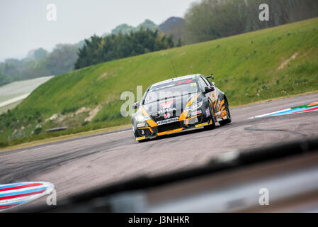 Hampshire, UK. 6. Mai 2017. Thruxton Rennstrecke und Motorsport-Zentrum, Andover, Hampshire, Vereinigtes Königreich. 6. Mai 2016. Matt Neal Halfords Yuasa Racing in seinem Honda Civic Type R Qualifying in Dunlop MSA British Touring Car Championship. Alle Autos fahren heute mit den #BillyWhizz Nummernschilder und Farbgebung zur Unterstützung von Billy Monger erlitten lebensverändernden Verletzungen in Donington Park ein paar Wochen während einer F4 (Formel 4) britische Meisterschaftsrennen. © Will Bailey / Alamy Live News Stockfoto