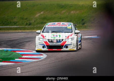 Hampshire, UK. 6. Mai 2017. Thruxton Rennstrecke und Motorsport-Zentrum, Andover, Hampshire, Vereinigtes Königreich. 6. Mai 2016. Matt Simpson Simpson in seinem Honda Civic Type R Qualifying in Dunlop MSA British Touring Car Championship Racing. Alle Autos fahren heute mit den #BillyWhizz Nummernschilder und Farbgebung zur Unterstützung von Billy Monger erlitten lebensverändernden Verletzungen in Donington Park ein paar Wochen während einer F4 (Formel 4) britische Meisterschaftsrennen. © Will Bailey / Alamy Live News Stockfoto