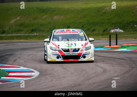 Hampshire, UK. 6. Mai 2017. Thruxton Rennstrecke und Motorsport-Zentrum, Andover, Hampshire, Vereinigtes Königreich. 6. Mai 2016. Matt Simpson Simpson in seinem Honda Civic Type R Qualifying in Dunlop MSA British Touring Car Championship Racing. Alle Autos fahren heute mit den #BillyWhizz Nummernschilder und Farbgebung zur Unterstützung von Billy Monger erlitten lebensverändernden Verletzungen in Donington Park ein paar Wochen während einer F4 (Formel 4) britische Meisterschaftsrennen. © Will Bailey / Alamy Live News Stockfoto