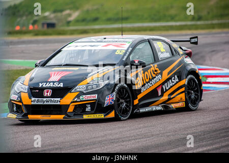 Hampshire, UK. 6. Mai 2017. Thruxton Rennstrecke und Motorsport-Zentrum, Andover, Hampshire, Vereinigtes Königreich. 6. Mai 2016. Gordon Shedden von Halfords Yuasa Racing in seinem Honda Civic Type R, bei Dunlop MSA British Touring Car Championship qualifizieren. Alle Autos fahren heute mit den #BillyWhizz Nummernschilder und Farbgebung zur Unterstützung von Billy Monger erlitten lebensverändernden Verletzungen in Donington Park ein paar Wochen während einer F4 (Formel 4) britische Meisterschaftsrennen. © Will Bailey / Alamy Live News Stockfoto