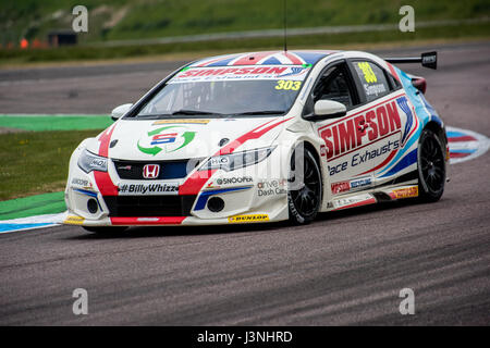 Hampshire, UK. 6. Mai 2017. Thruxton Rennstrecke und Motorsport-Zentrum, Andover, Hampshire, Vereinigtes Königreich. 6. Mai 2016. Matt Simpson Simpson in seinem Honda Civic Type R Qualifying in Dunlop MSA British Touring Car Championship Racing. Alle Autos fahren heute mit den #BillyWhizz Nummernschilder und Farbgebung zur Unterstützung von Billy Monger erlitten lebensverändernden Verletzungen in Donington Park ein paar Wochen während einer F4 (Formel 4) britische Meisterschaftsrennen. © Will Bailey / Alamy Live News Stockfoto