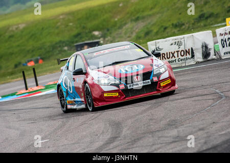 Hampshire, UK. 6. Mai 2017. Thruxton Rennstrecke und Motorsport-Zentrum, Andover, Hampshire, Vereinigtes Königreich. 6. Mai 2016. Jeff Smith von Eurotech Racing in seinem Honda Civic Type R Qualifikation bei Dunlop MSA British Touring Car Championship. Alle Autos fahren heute mit den #BillyWhizz Nummernschilder und Farbgebung zur Unterstützung von Billy Monger erlitten lebensverändernden Verletzungen in Donington Park ein paar Wochen während einer F4 (Formel 4) britische Meisterschaftsrennen. © Will Bailey / Alamy Live News Stockfoto