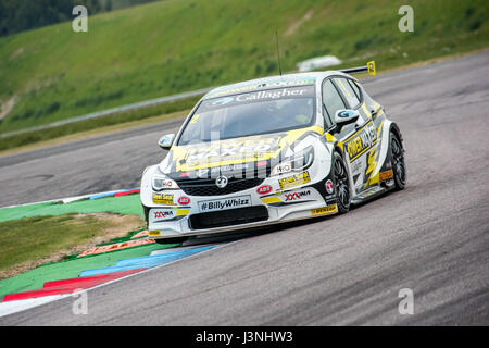 Hampshire, UK. 6. Mai 2017. Thruxton Rennstrecke und Motorsport-Zentrum, Andover, Hampshire, Vereinigtes Königreich. 6. Mai 2016.  Qualifikation bei Dunlop MSA British Touring Car Championship. Alle Autos fahren heute mit den #BillyWhizz Nummernschilder und Farbgebung zur Unterstützung von Billy Monger erlitten lebensverändernden Verletzungen in Donington Park ein paar Wochen während einer F4 (Formel 4) britische Meisterschaftsrennen. © Will Bailey / Alamy Live News Stockfoto