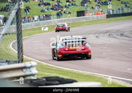 Hampshire, UK. 6. Mai 2017. Thruxton Rennstrecke und Motorsport-Zentrum, Andover, Hampshire, Vereinigtes Königreich. 6. Mai 2016. Jeff Smith von Eurotech Racing in seinem Honda Civic Type R Qualifikation bei Dunlop MSA British Touring Car Championship. Alle Autos fahren heute mit den #BillyWhizz Nummernschilder und Farbgebung zur Unterstützung von Billy Monger erlitten lebensverändernden Verletzungen in Donington Park ein paar Wochen während einer F4 (Formel 4) britische Meisterschaftsrennen. © Will Bailey / Alamy Live News Stockfoto