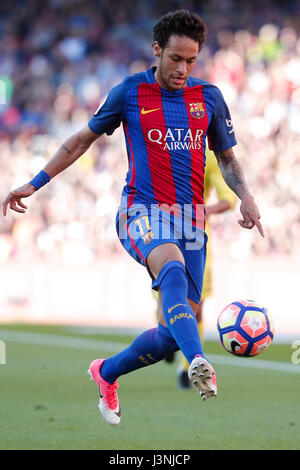 Barcelona, Spanien. 6. Mai 2017. Barcelonas Neymar steuert den Ball während der spanischen ersten Division (La Liga) Fußballspiel zwischen FC Barcelona und FC Villarreal CF im Stadion Camp Nou in Barcelona, Spanien, 6. Mai 2017. FC Barcelona gewann 4: 1. Bildnachweis: Pau Barrena/Xinhua/Alamy Live-Nachrichten Stockfoto