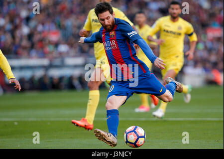 Barcelona, Spanien. 6. Mai 2017. Barcelonas Lionel Messi schießt während der spanischen ersten Liga (La Liga) Fußballspiel zwischen FC Barcelona und FC Villarreal CF im Stadion Camp Nou in Barcelona, Spanien, 6. Mai 2017. FC Barcelona gewann 4: 1. Bildnachweis: Pau Barrena/Xinhua/Alamy Live-Nachrichten Stockfoto